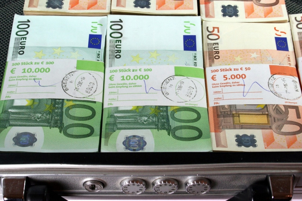Evro Kofer s novcem