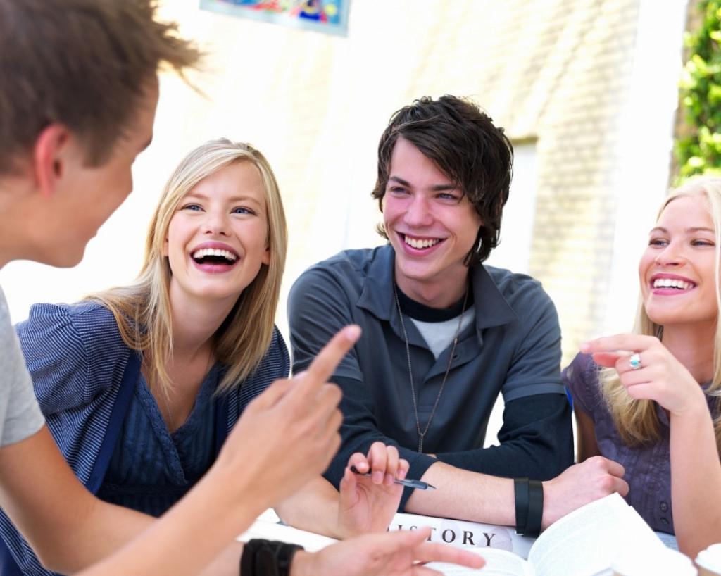 Mladi Smeh Smejanje Učenje Studenti