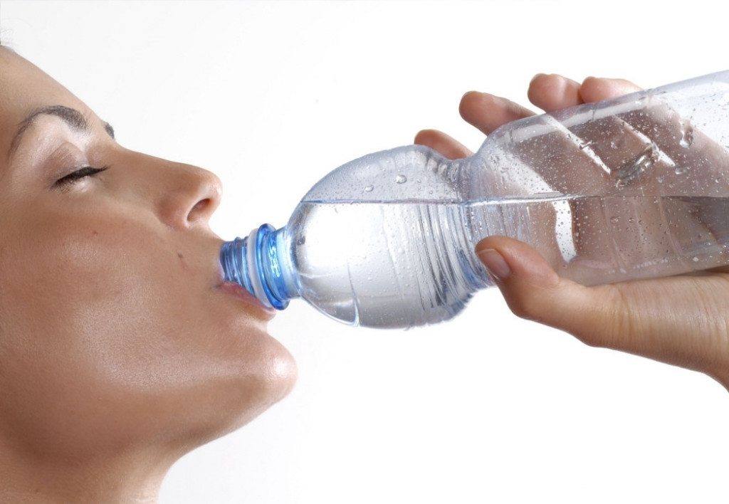 Voda Flaša vode Devojka pije vodu Vrućina