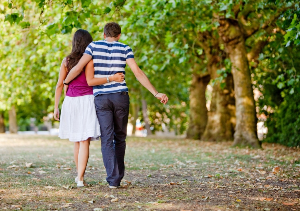 Muž i žena momak Mladić i devojka šetaju parkom Šetnja Park