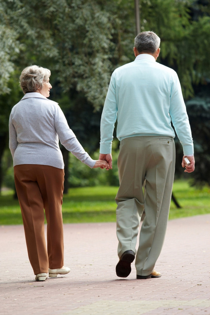 Bračni par Muž žena Penzioneri šetaju parkom Šetnja Park