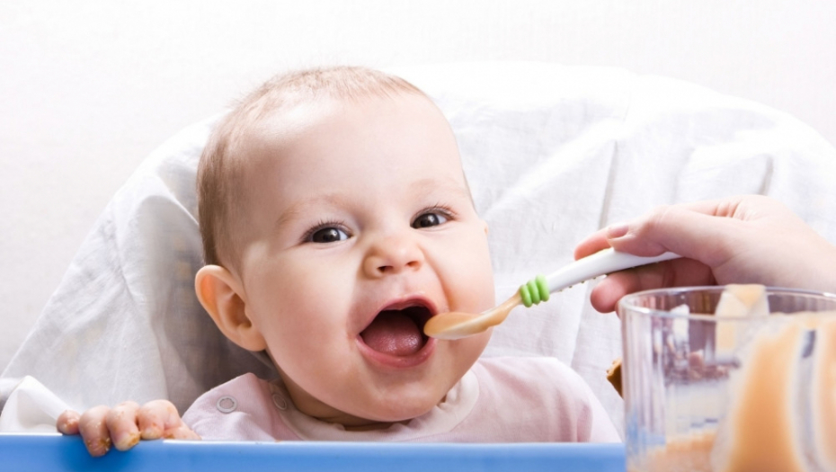 Hranjenje bebe deteta beba dete jede Hrana za bebe