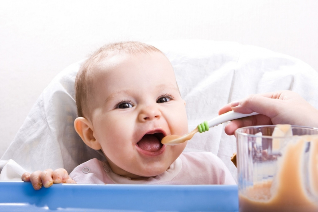 Hranjenje bebe deteta beba dete jede Hrana za bebe