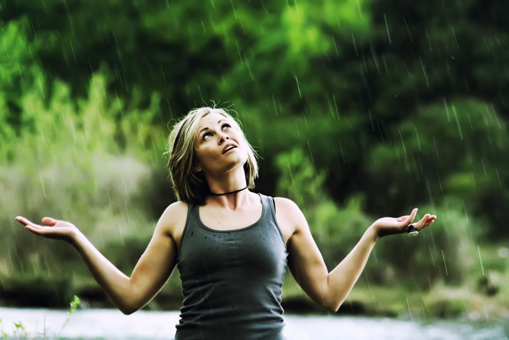 Kiša Devojka uživa na kiši Iznenadna kiša Iznenadni pljusak