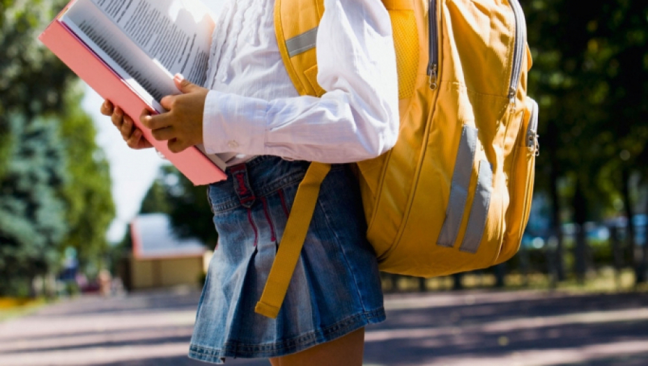 Devojčica Učenica Đak sa školskom torbom knjigama Osnovna škola