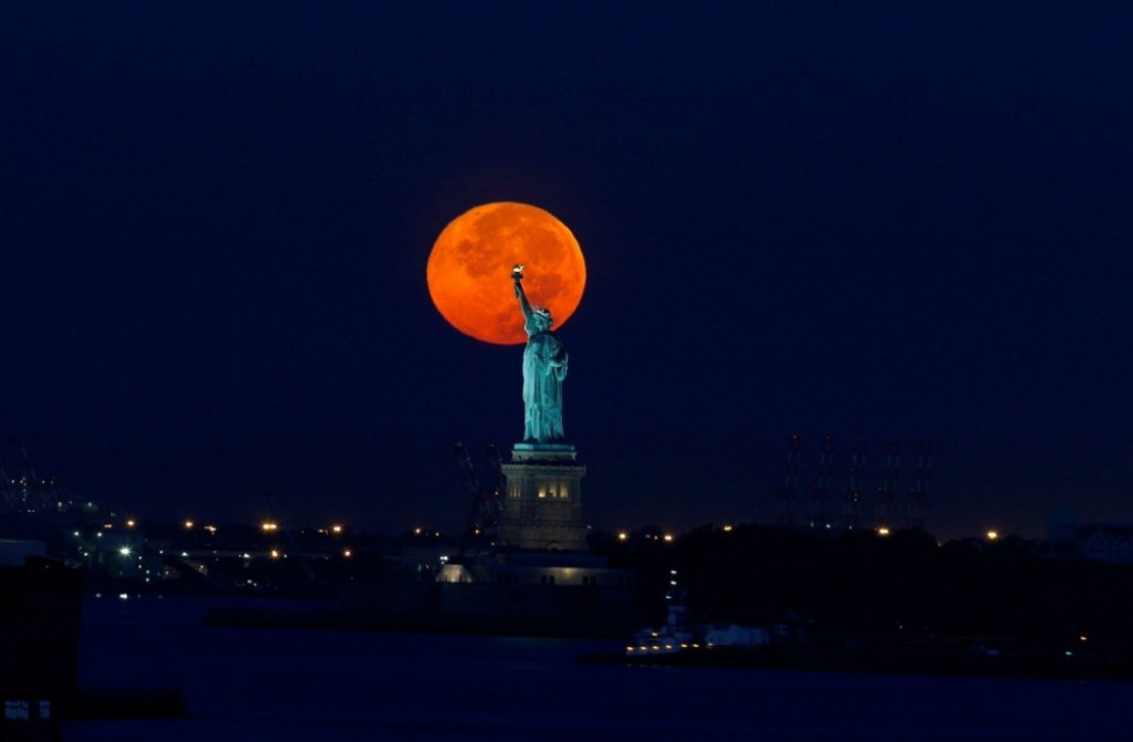 Sablasni Mesec nad Njujorkom