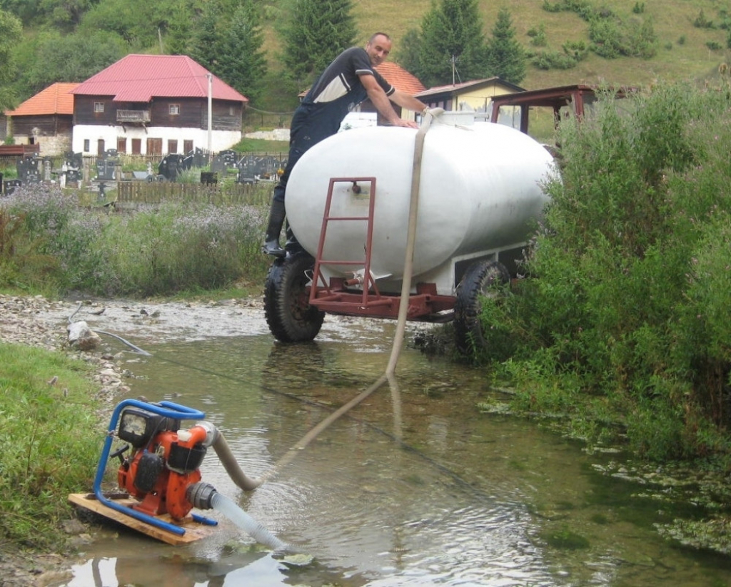 Nova Varoš: Stoku poje cisternama s vodom