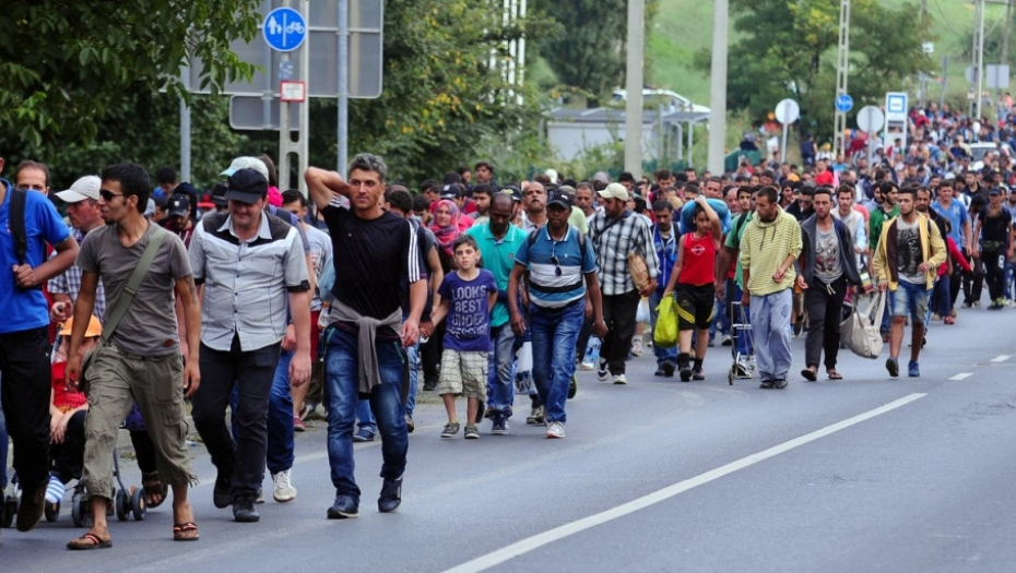 Migranti pešače iz Mađarske ka Austriji