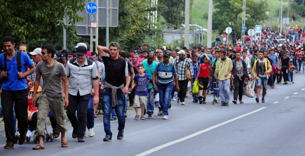 Migranti pešače iz Mađarske ka Austriji