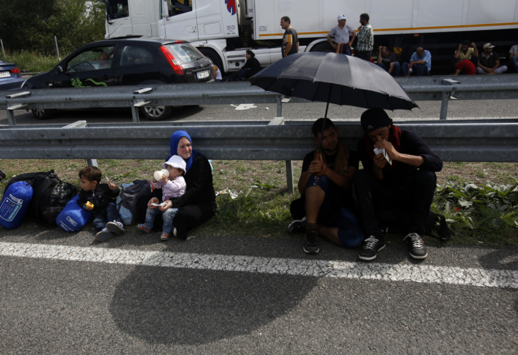 Među izbeglicama na granici Mađarske ima i male dece