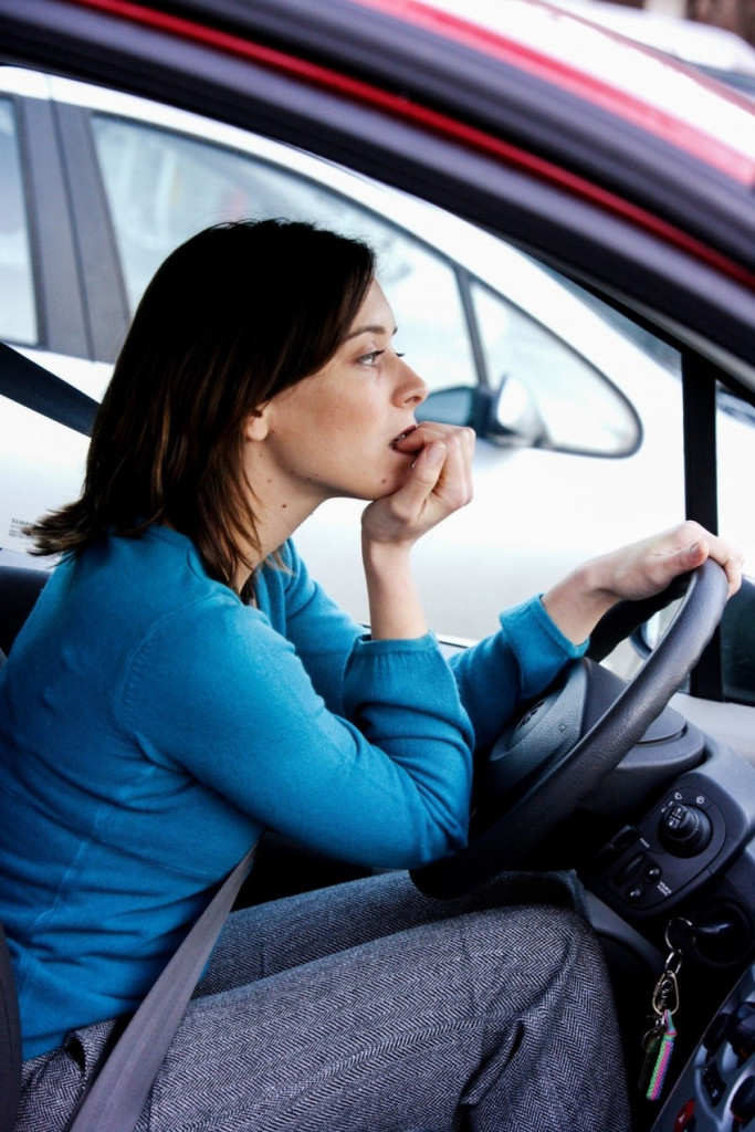 žena dosada vožnja vozi auto gricka nokte grickanje noktiju