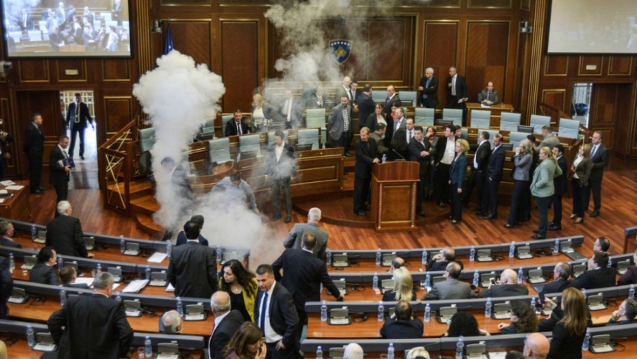 Sutavac u parlamentu, Priština