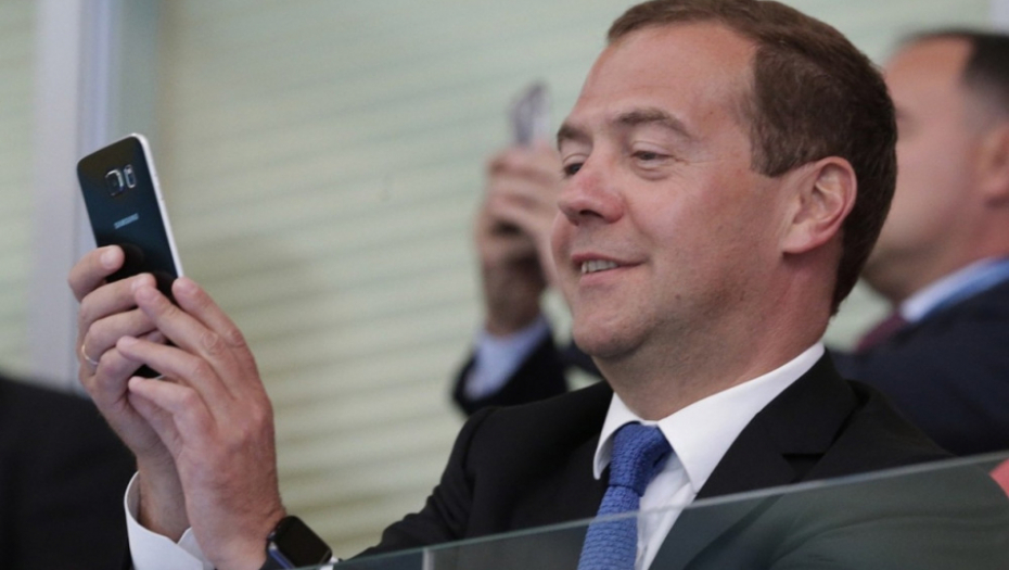 Dmitrij Medvedev sa telefonom