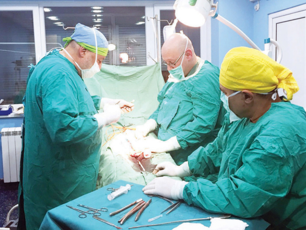Operacija uspešna,  pacijent srećan:  Dr Milošević (levo)