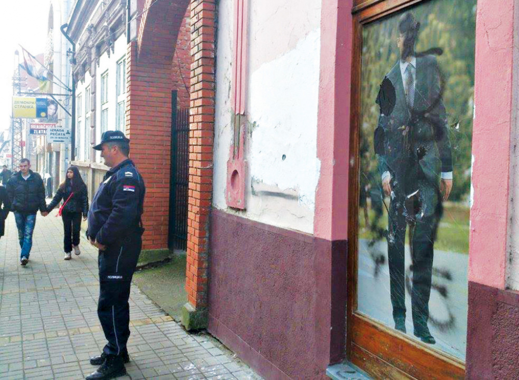 Policija ispred Opštinskog odbora SNS-a u Smederevskoj Palanci