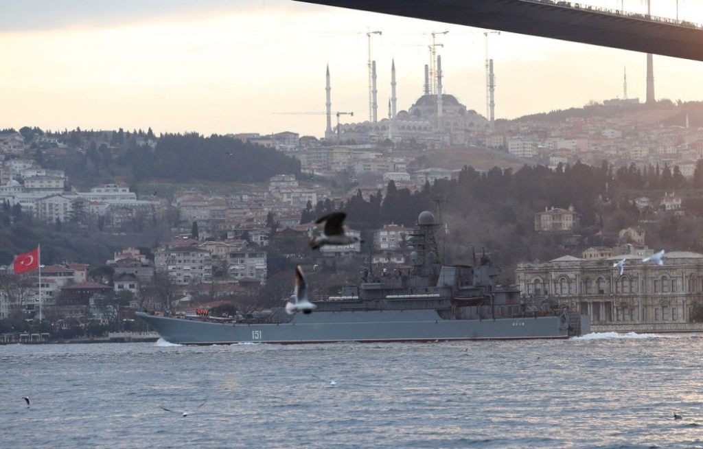 Ruski vojni desantni brod Azov prolazi kroz Bosfor