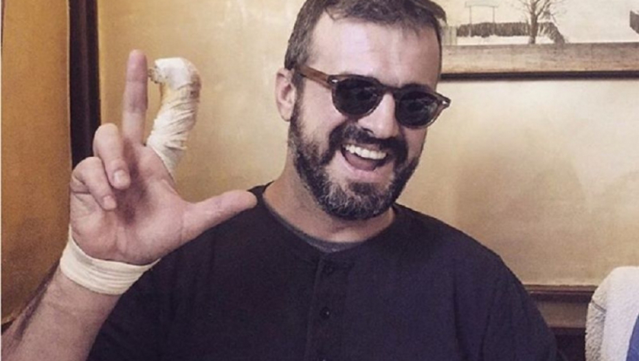 Sergej Trifunović pokazuje ranjeni prst