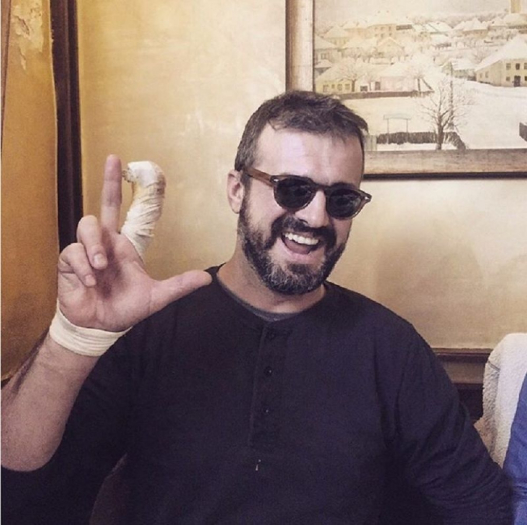 Sergej Trifunović pokazuje ranjeni prst