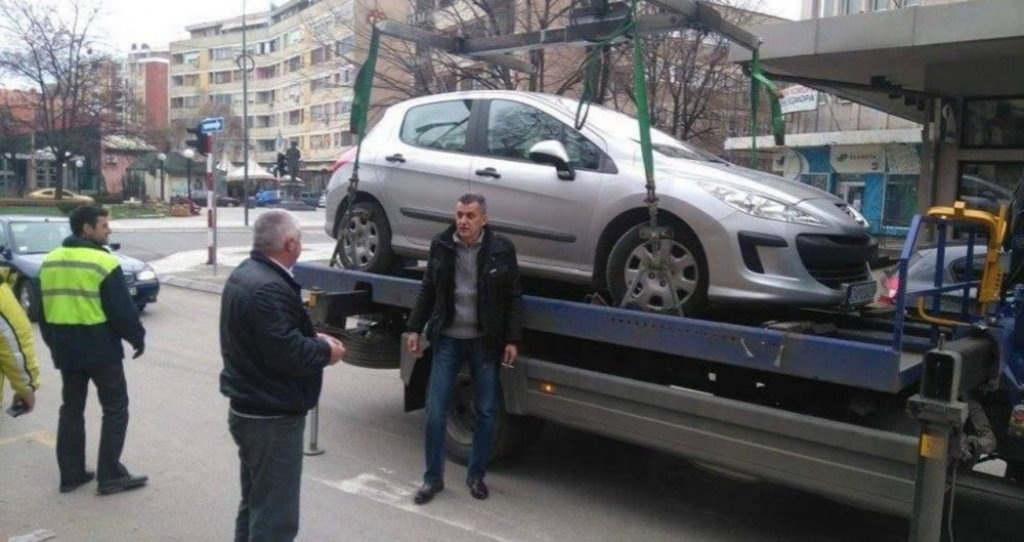 Slikao se kraj auta na pauku