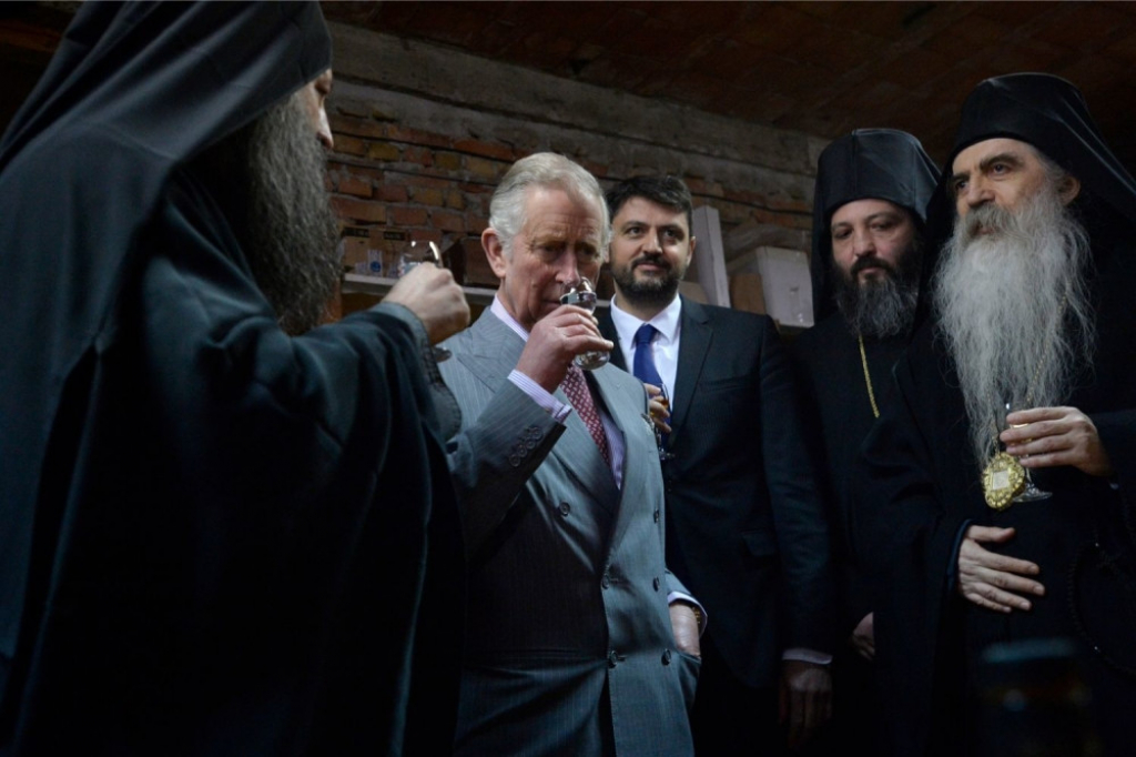 Princ Čarls pije manastirsku rakiju 17032016