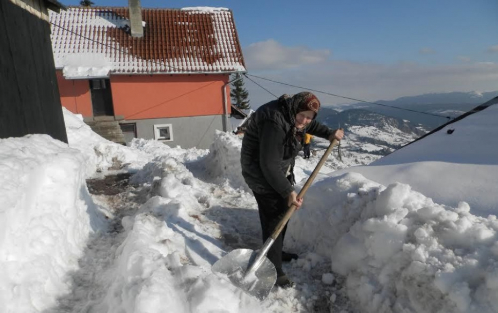 Baka u Pravoševi čisti sneg