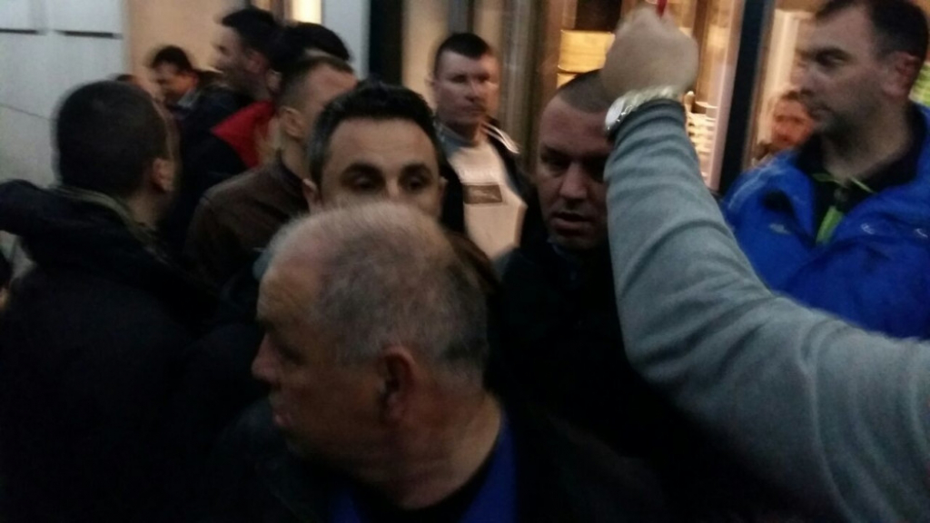 Gurkanje pred vratima