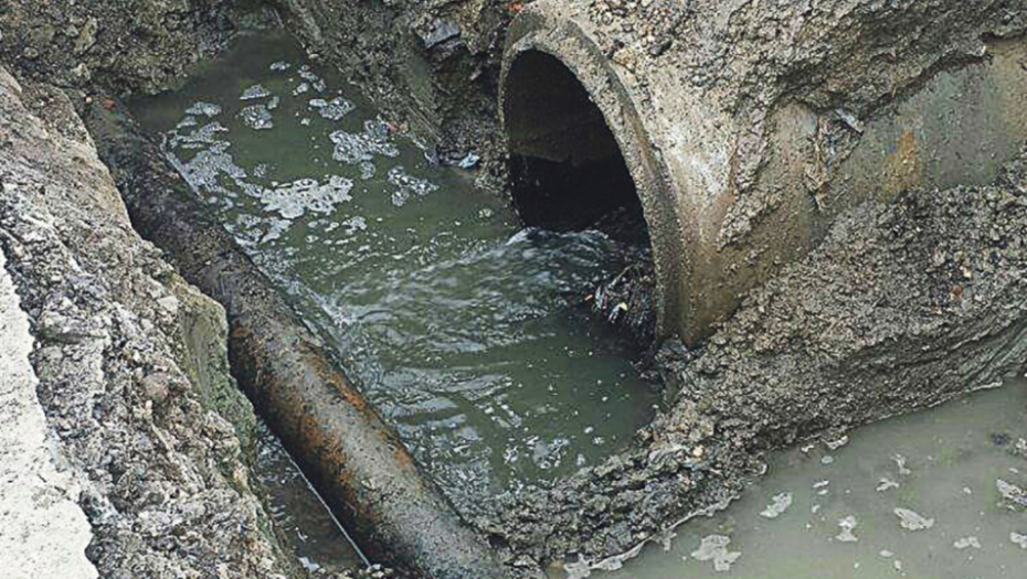 Probušena vodovodna cev smeštena ispred kanalizacione