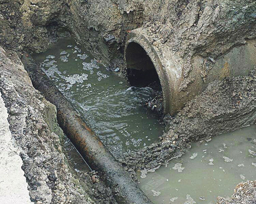 Probušena vodovodna cev smeštena ispred kanalizacione