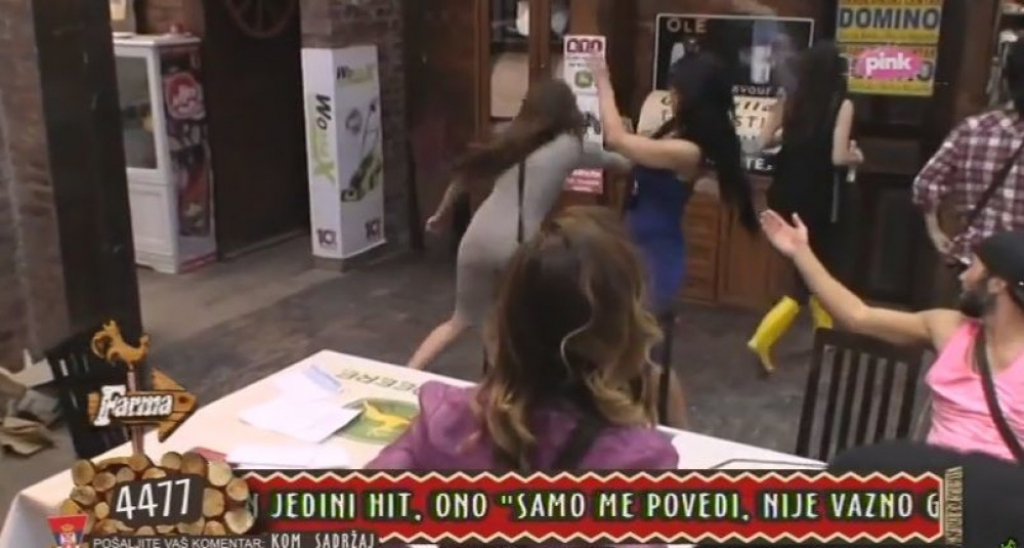 Marija poliva Cecu vodom