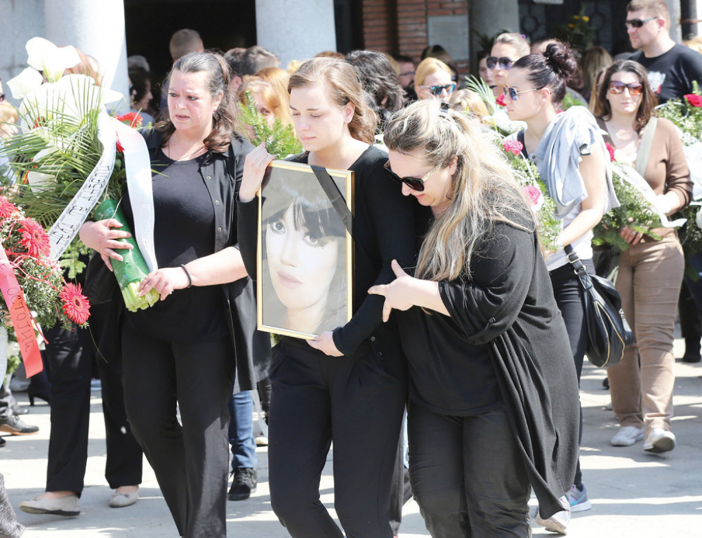 Porodica i prijatelji oprostili se od pevačice Jelene Marjanović