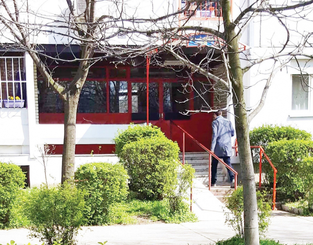 Nikola stiže u stan