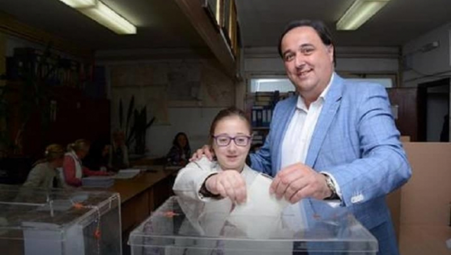 Zoran Babić na glasanju sa ćerkom