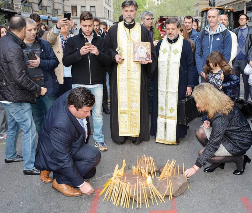 Srbi pale sveće ispred ruševina Crkve Svetog Save