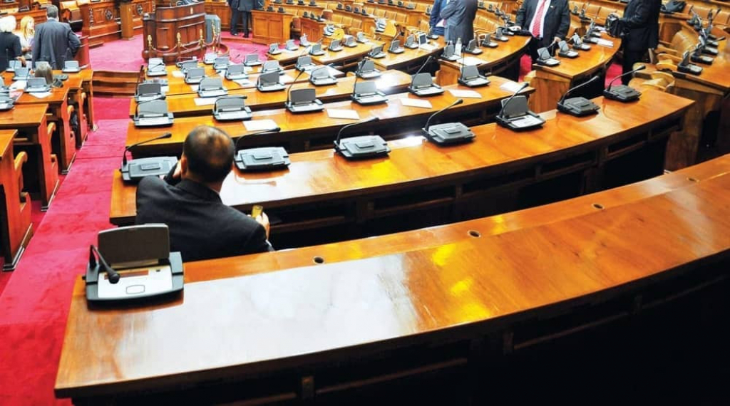 Naše poslaničke klupe zvrje prazne