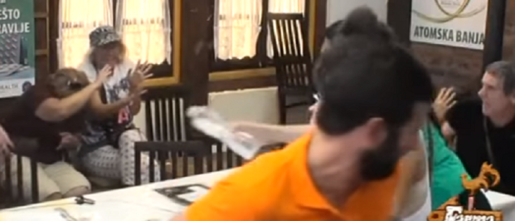 Saška Karan poliva Mikija