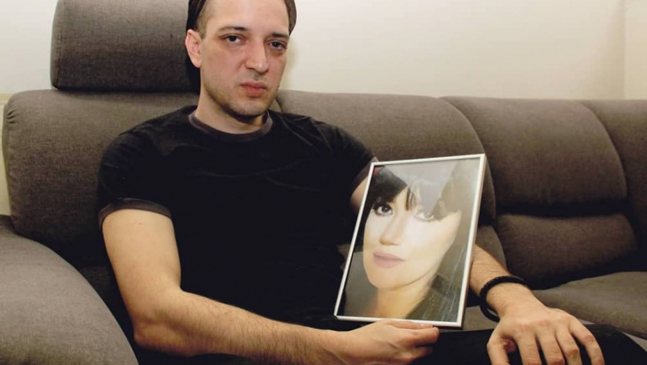 Tuga do neba:  Zoran drži  sliku mrtve drage