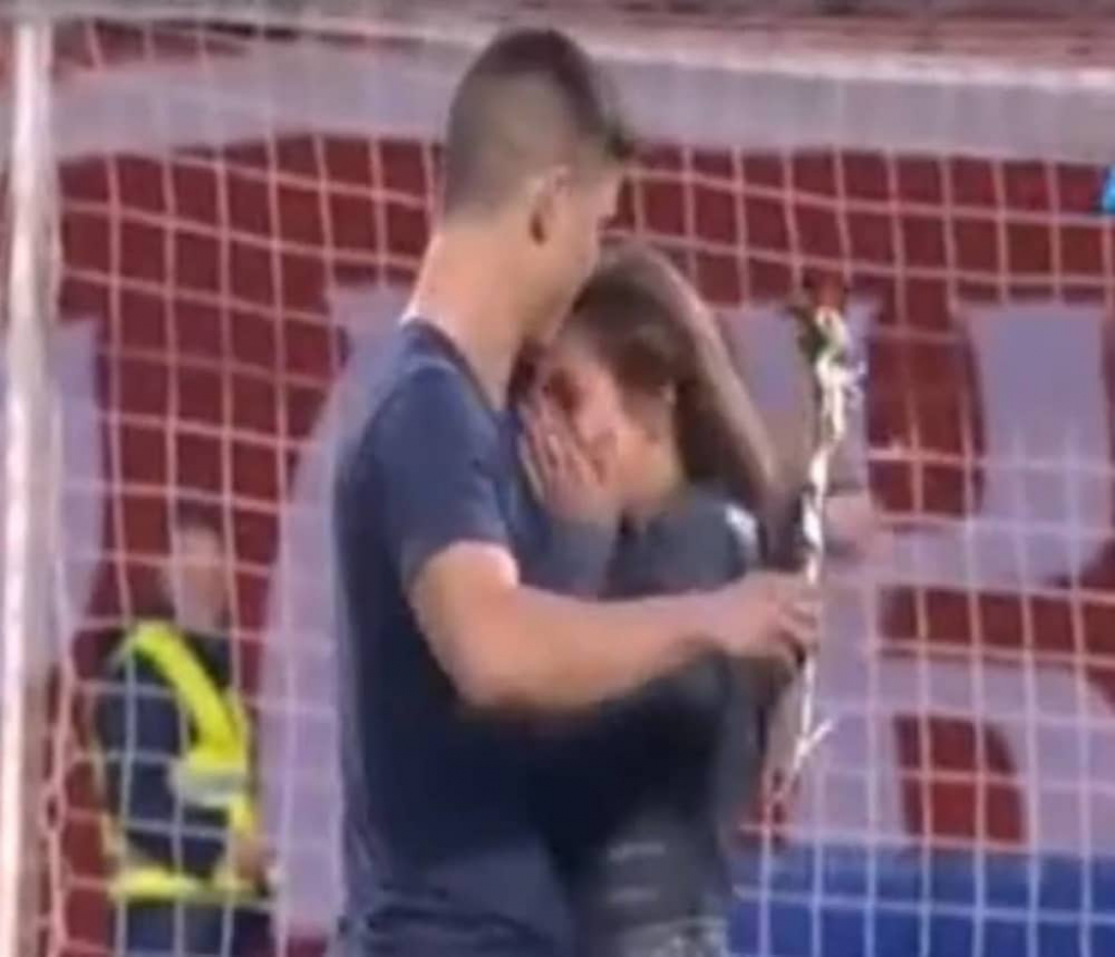 Zaprosio devojku na utakmici