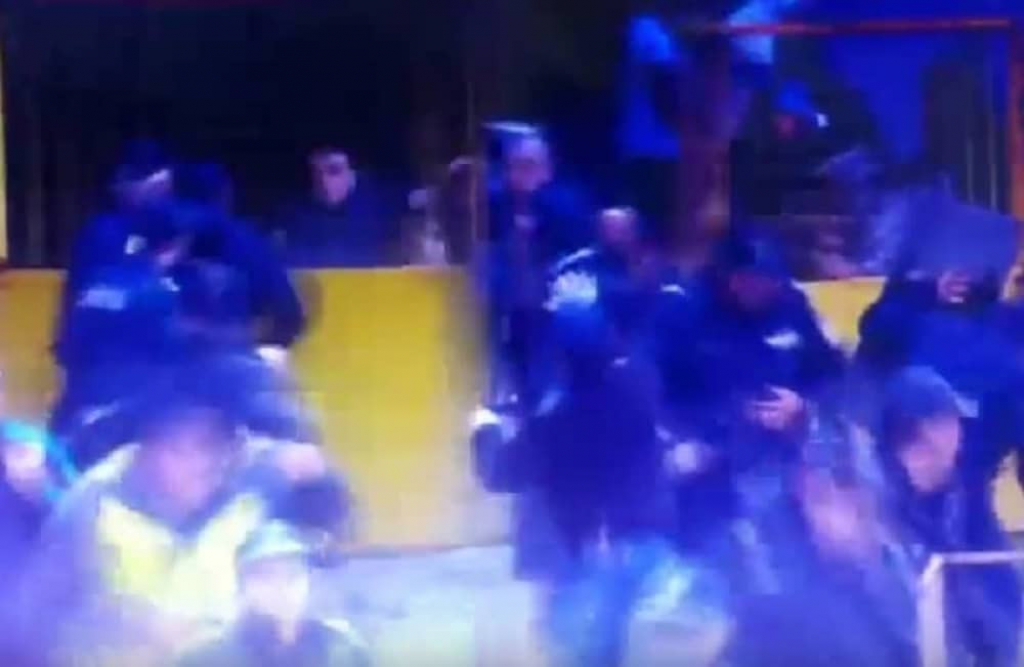 Policija beži od huligana