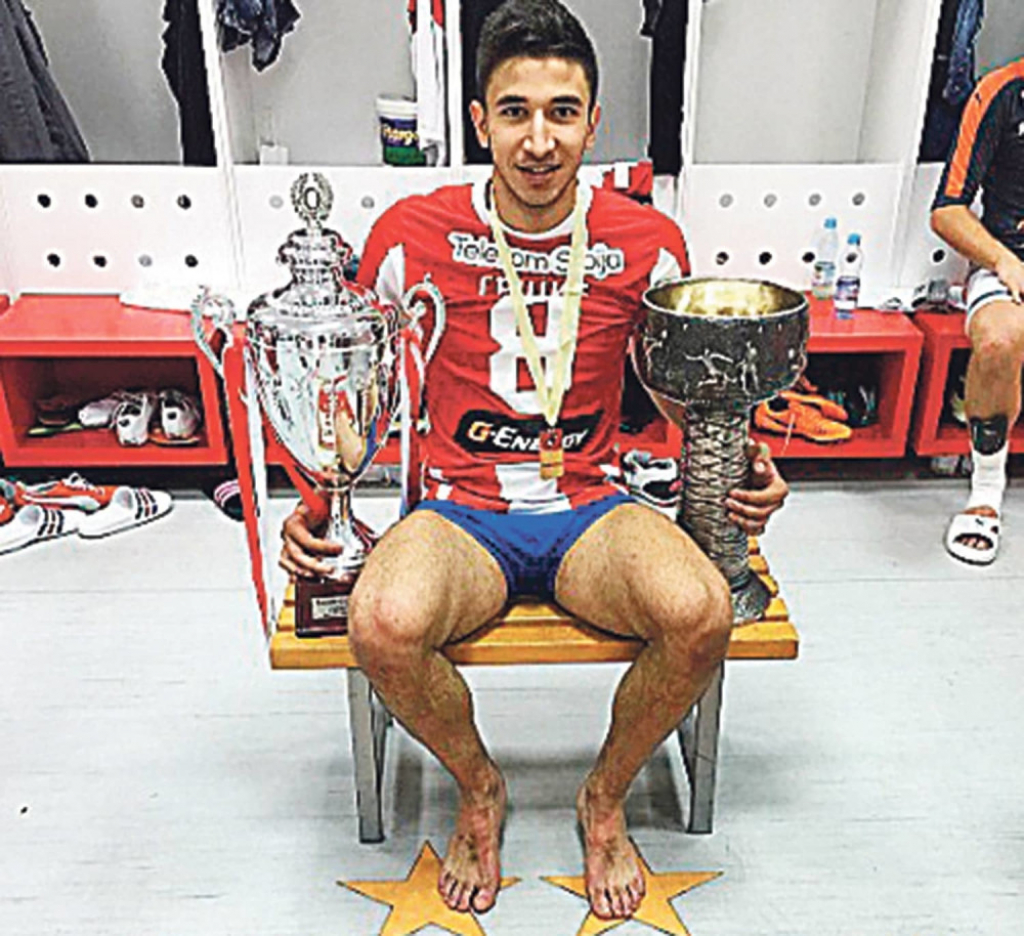 Grujić je posle meča pozirao sa trofejima u svlačionici