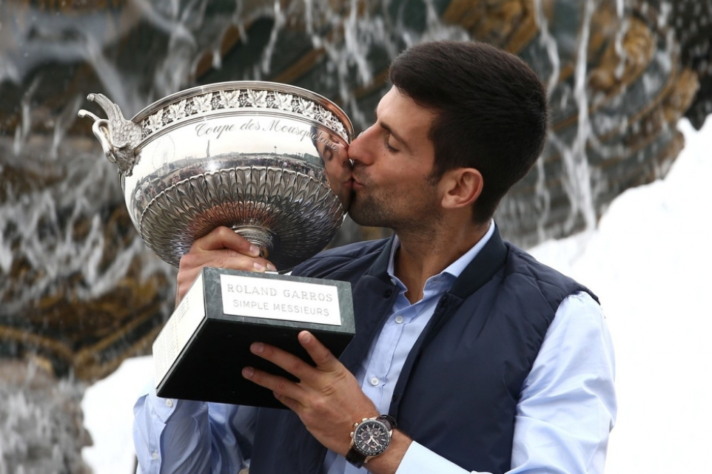 Novak Đoković sa trofejom Rolan Garosa