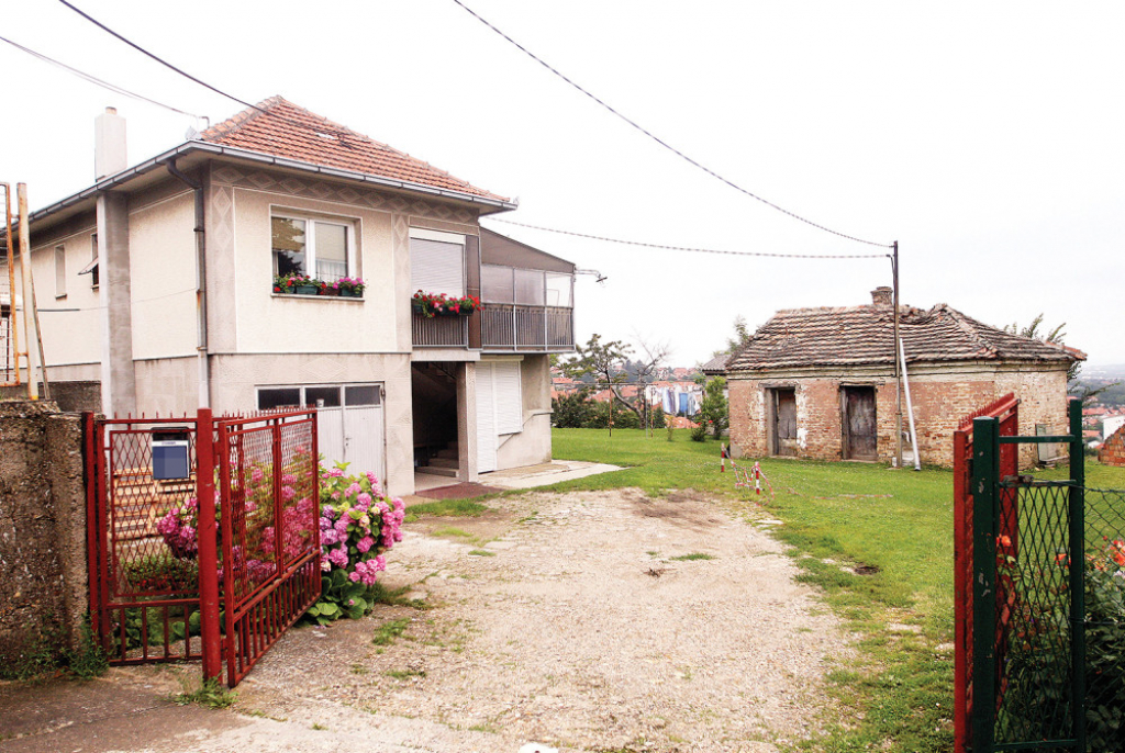 Deda devojčica pušku izneo kako bi je očistio: Kuća D. S. (67)