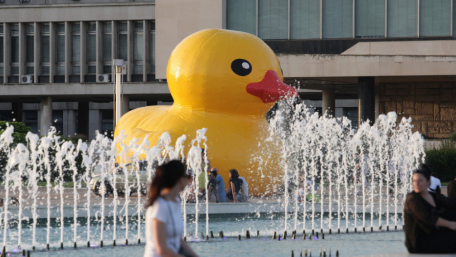 Žuta patka sa protesta Neće Proći, Beograd