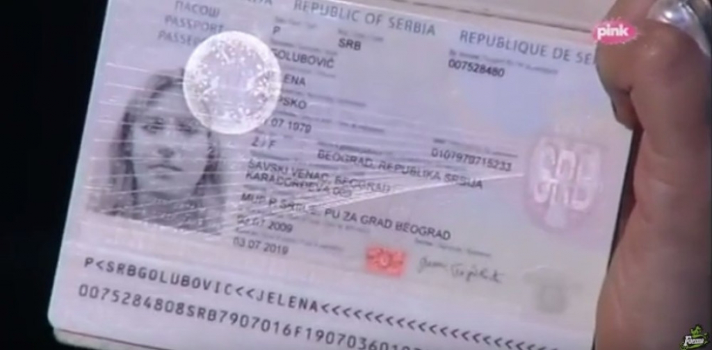 Jelena pokazuje pasoš