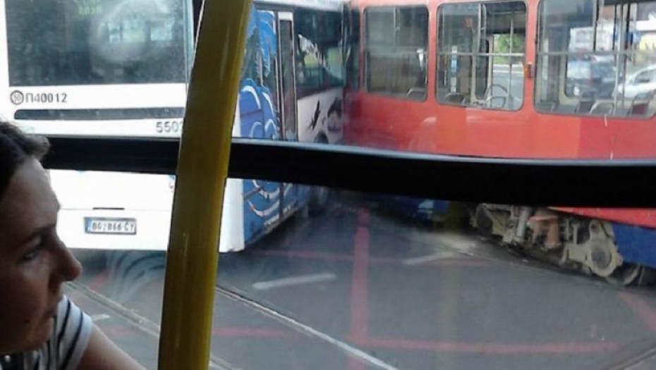 Stravičan sudar tramvaja i autobusa