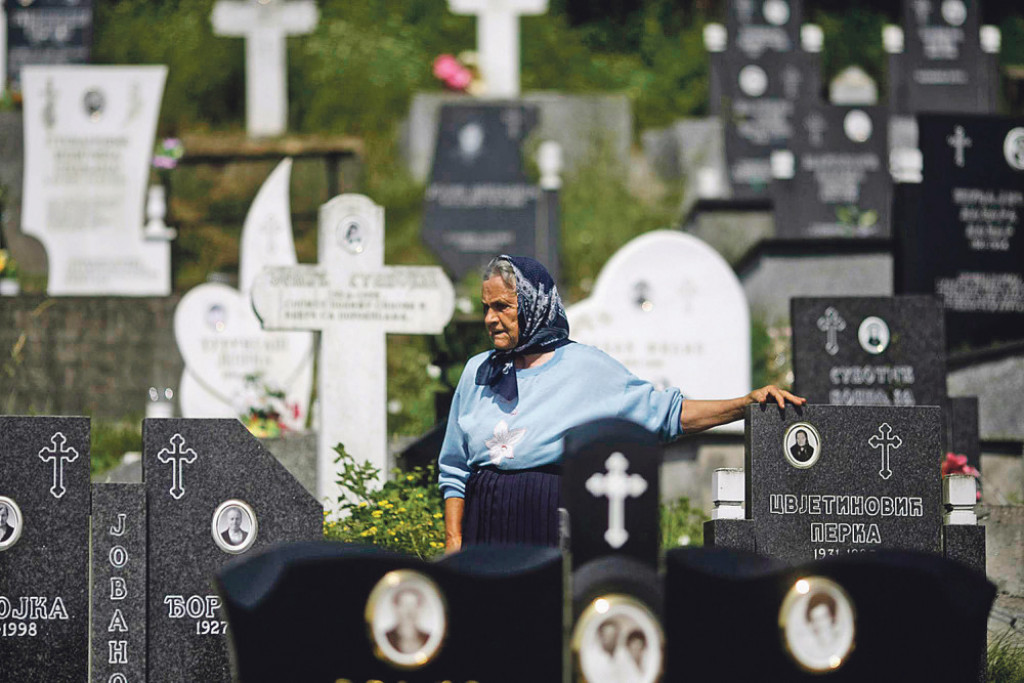 Spomenici srpskim  žrtvama u Bratuncu