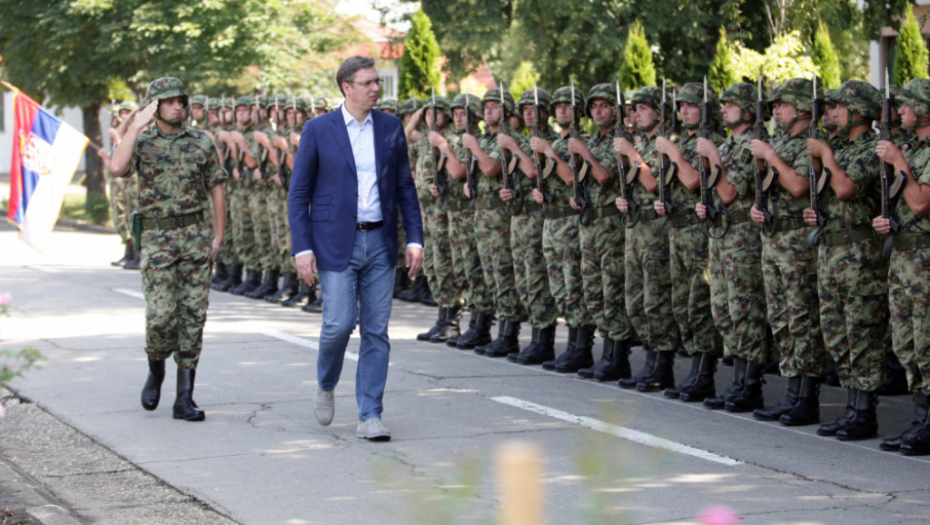 Vučić obilazi vojsku
