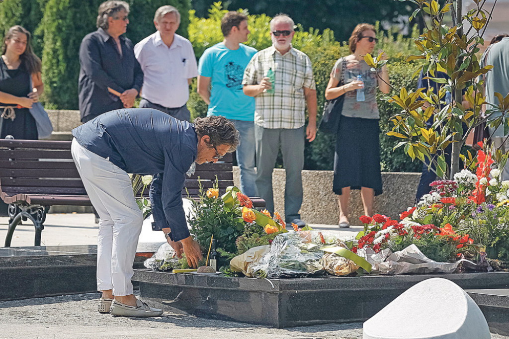 Bjela položio cveće na grob