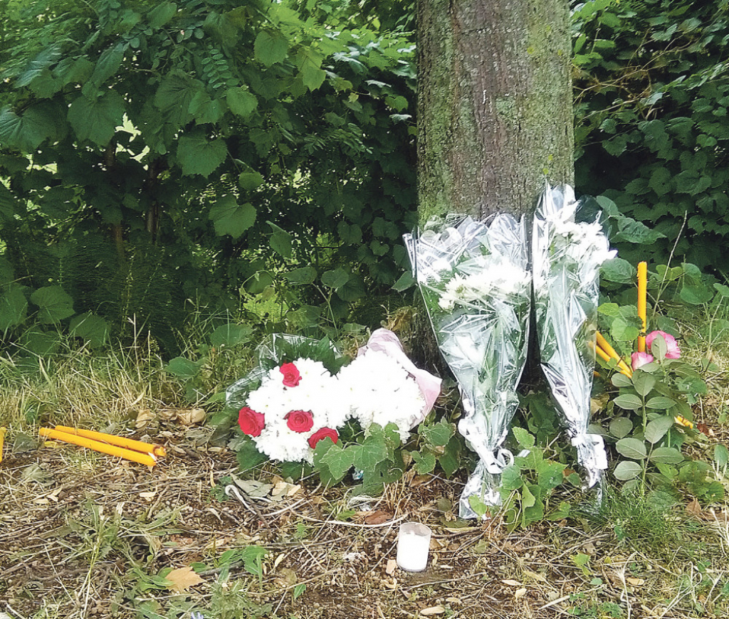 Meštani ostavljaju cveće i pale sveće na mestu tragedije