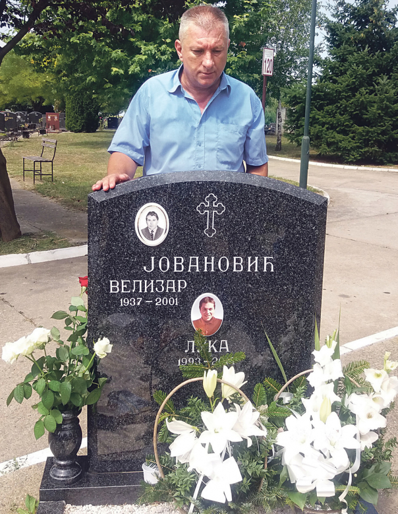 Bojan Jovanović  na grobu svog sina