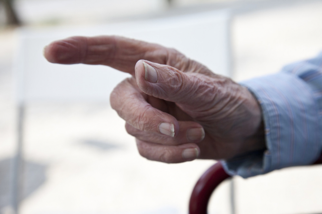 Muškarac deda starac ruka